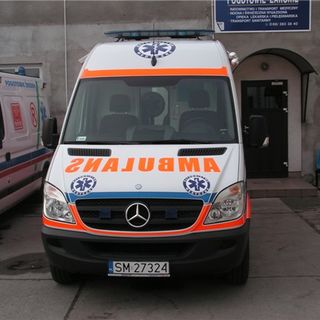 Ambulans przed pogotowiem